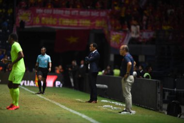 Buriram, Tayland - 8 Haziran 2019: Remko Bicentini Kings Cup final maçı sırasında Chang Arena, Buriram, Tayland 'da oynanan maçta Curacao' nun baş antrenörü