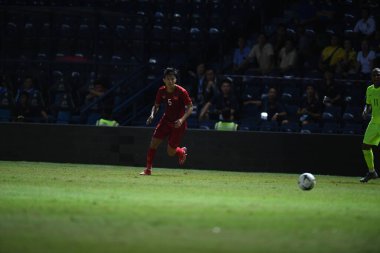 Buriram, Tayland - 8 Haziran 2019: Vn Hu # 5 Vietnam 'da Kings Cup final maçı sırasında Chang Arena, Buriram, Tayland' da Curacao 'ya karşı