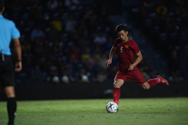 Buriram, Tayland - 8 Haziran 2019: Vn Hu # 5 Vietnam 'da Kings Cup final maçı sırasında Chang Arena, Buriram, Tayland' da Curacao 'ya karşı