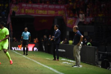 Buriram, Tayland - 8 Haziran 2019: Remko Bicentini Kings Cup final maçı sırasında Chang Arena, Buriram, Tayland 'da oynanan maçta Curacao' nun baş antrenörü
