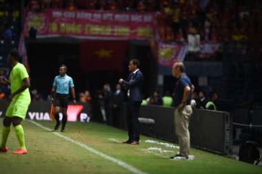 Buriram, Tayland - 8 Haziran 2019: Remko Bicentini Kings Cup final maçı sırasında Chang Arena, Buriram, Tayland 'da oynanan maçta Curacao' nun baş antrenörü