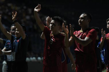 Buriram, Tayland - 8 Haziran 2019: Kings Cup final maçı sırasında Buriram, Tayland 'da Curacao' ya karşı mücadele eden Vietnam Oyuncuları
