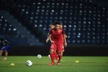 Buriram-Tayland - 3 Haziran 2019: Nguyn Thnh Chung # 21 Vietnam oyuncusu 2019 turnuvası öncesinde Chang Arena, Buriram, Tayland 'da antrenman yapıyor.