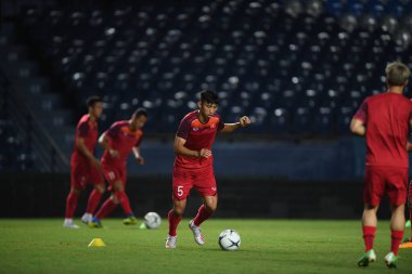 Buriram, Tayland - 3 Haziran 2019: Vn Hu # 5 Vietnam 'da 2019 Kral Kupası öncesinde Chang Arena, Buriram, Tayland' da antrenman yapan oyuncu