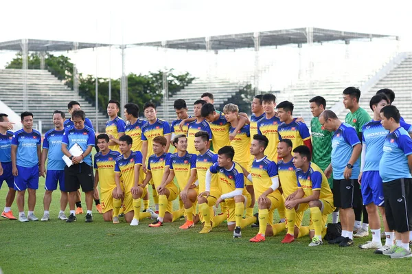부리람 2019 베트남 선수들 부리람의 경기장에서 경기를 앞두고 훈련을 활동하다 — 스톡 사진