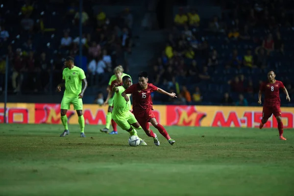 Buriram, Tayland - 8 Haziran 2019: Phm c Huy # 15 Vietnam Oyuncusu Kings Cup final maçı sırasında Chang Arena, Buriram, Tayland 'da Curacao' ya karşı