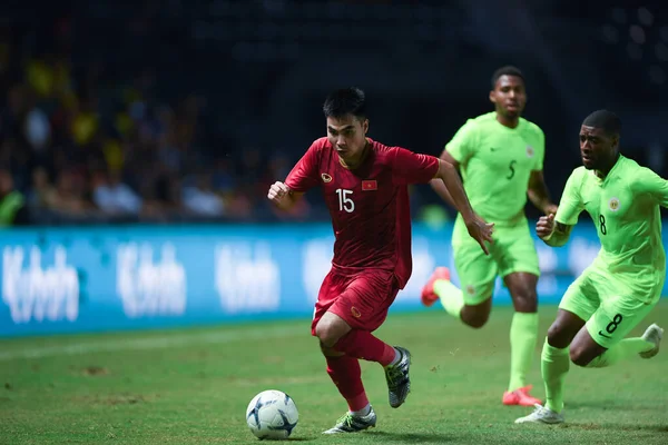 Buriram, Tayland - 8 Haziran 2019: Phm c Huy # 15 Vietnam Oyuncusu Kings Cup final maçı sırasında Chang Arena, Buriram, Tayland 'da Curacao' ya karşı
