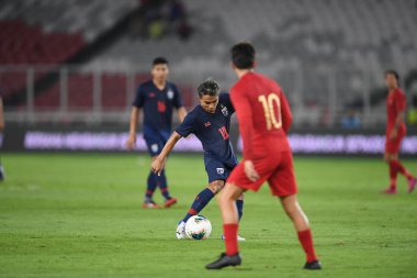 Jakarta, Endonezya - 10 Ekim 2019: Chanathip Songkrasin # 10 Tayland Oyuncusu 2020 Dünya Kupası elemeleri sırasında Endonezya 0-3 Tayland 'da Gelora Bung Karno Stadyumu, Endonezya
