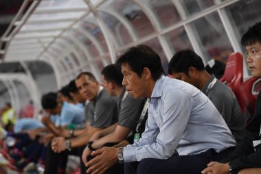 Jakarta, Endonezya - 10 Eylül 2019: Akira Nishino, Endonezya 'nın Gelora Bung Karno Stadyumu' nda oynanan 2020 Dünya Kupası eleme karşılaşması elemeleri sırasında Tayland teknik direktörü.