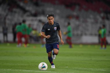Jakarta, Endonezya - 10 Ekim 2019: Chanathip Songkrasin # 10 Tayland Oyuncusu 2020 Dünya Kupası elemeleri sırasında Endonezya 0-3 Tayland 'da Gelora Bung Karno Stadyumu, Endonezya