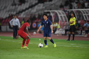 Jakarta, Endonezya - 10 Eylül 2019: Supachok Sarachart # 7 Tayland Futbolcusu 2020 Dünya Kupası elemeleri sırasında Endonezya 0-3 Tayland maçı sırasında Gelora Bung Karno Stadyumu, Endonezya