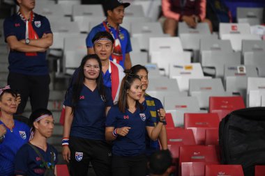 Cakarta, Endonezya - Sep 10, 2019: Dünya Kupası elemeleri sırasında Endonezya 'nın Gelora Bung Karno Stadyumu' nda oynanan Dünya Kupası elemeleri sırasında Tayland 'ın kimliği belirsiz taraftarları