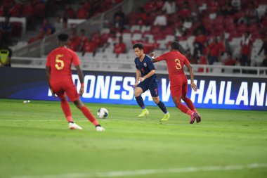 Jakarta, Endonezya - 10 Eylül 2019: Supachok Sarachart # 7 Tayland Futbolcusu 2020 Dünya Kupası elemeleri sırasında Endonezya 0-3 Tayland maçı sırasında Gelora Bung Karno Stadyumu, Endonezya