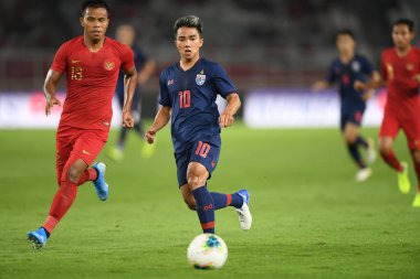 Jakarta, Endonezya - 10 Ekim 2019: Chanathip Songkrasin # 10 Tayland Oyuncusu 2020 Dünya Kupası elemeleri sırasında Endonezya 0-3 Tayland 'da Gelora Bung Karno Stadyumu, Endonezya