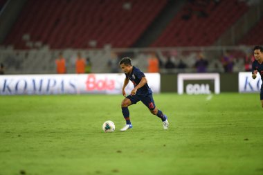 Jakarta, Endonezya - 10 Ekim 2019: Chanathip Songkrasin # 10 Tayland Oyuncusu 2020 Dünya Kupası elemeleri sırasında Endonezya 0-3 Tayland 'da Gelora Bung Karno Stadyumu, Endonezya