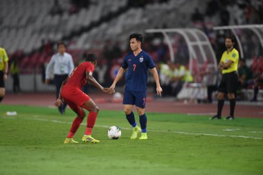 Jakarta, Endonezya - 10 Eylül 2019: Supachok Sarachart # 7 Tayland Futbolcusu 2020 Dünya Kupası elemeleri sırasında Endonezya 0-3 Tayland maçı sırasında Gelora Bung Karno Stadyumu, Endonezya