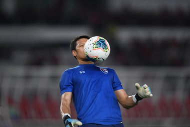 Jakarta, Endonezya - 10 Eylül 2019: Kawin hammasatjanan # 1 Tayland Futbolcusu 2020 Dünya Kupası elemeleri sırasında Endonezya 0-3 Tayland maçı sırasında Gelora Bung Karno Stadyumu, Endonezya