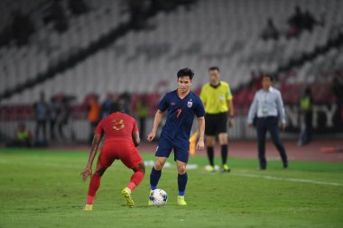 Jakarta, Endonezya - 10 Eylül 2019: Supachok Sarachart # 7 Tayland Futbolcusu 2020 Dünya Kupası elemeleri sırasında Endonezya 0-3 Tayland maçı sırasında Gelora Bung Karno Stadyumu, Endonezya