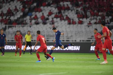 Jakarta, Endonezya - 10 Eylül 2019: Endonezya 'nın Gelora Bung Karno Stadyumu' nda oynanan 2020 Dünya Kupası eleme karşılaşmasında 9 numaralı Tayland oyuncusu Supachai Jaided