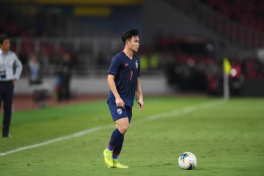 Jakarta, Endonezya - 10 Eylül 2019: Supachok Sarachart # 7 Tayland Futbolcusu 2020 Dünya Kupası elemeleri sırasında Endonezya 0-3 Tayland maçı sırasında Gelora Bung Karno Stadyumu, Endonezya