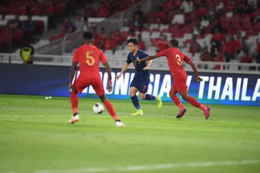Jakarta, Endonezya - 10 Eylül 2019: Supachok Sarachart # 7 Tayland Futbolcusu 2020 Dünya Kupası elemeleri sırasında Endonezya 0-3 Tayland maçı sırasında Gelora Bung Karno Stadyumu, Endonezya