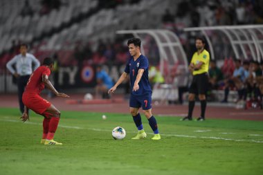 Jakarta, Endonezya - 10 Eylül 2019: Supachok Sarachart # 7 Tayland Futbolcusu 2020 Dünya Kupası elemeleri sırasında Endonezya 0-3 Tayland maçı sırasında Gelora Bung Karno Stadyumu, Endonezya