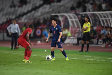 Jakarta, Endonezya - 10 Eylül 2019: Supachok Sarachart # 7 Tayland Futbolcusu 2020 Dünya Kupası elemeleri sırasında Endonezya 0-3 Tayland maçı sırasında Gelora Bung Karno Stadyumu, Endonezya