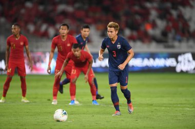 Jakarta, Endonezya - 10 Sep 2019: Theerathon Bunmathan # 3 Tayland Oyuncusu 2020 Dünya Kupası elemeleri sırasında Endonezya 0-3 Tayland maçı sırasında Gelora Bung Karno Stadyumu, Endonezya