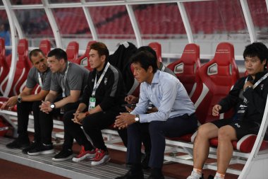 Jakarta, Endonezya - 10 Eylül 2019: Akira Nishino, Endonezya 'nın Gelora Bung Karno Stadyumu' nda oynanan 2020 Dünya Kupası eleme karşılaşması elemeleri sırasında Tayland teknik direktörü.