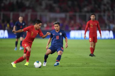 Jakarta, Endonezya - 10 Ekim 2019: Chanathip Songkrasin # 10 Tayland Oyuncusu 2020 Dünya Kupası elemeleri sırasında Endonezya 0-3 Tayland 'da Gelora Bung Karno Stadyumu, Endonezya