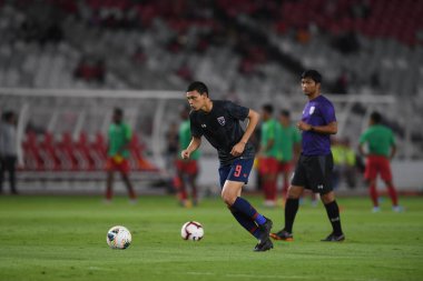 Jakarta, Endonezya - 10 Eylül 2019: Endonezya 'nın Gelora Bung Karno Stadyumu' nda oynanan 2020 Dünya Kupası eleme karşılaşmasında 9 numaralı Tayland oyuncusu Supachai Jaided