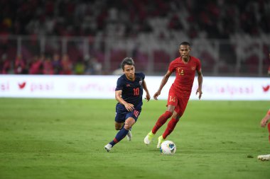 Jakarta, Endonezya - 10 Ekim 2019: Chanathip Songkrasin # 10 Tayland Oyuncusu 2020 Dünya Kupası elemeleri sırasında Endonezya 0-3 Tayland 'da Gelora Bung Karno Stadyumu, Endonezya