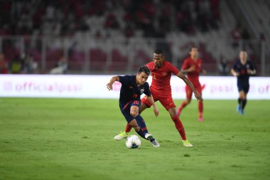 Jakarta, Endonezya - 10 Ekim 2019: Chanathip Songkrasin # 10 Tayland Oyuncusu 2020 Dünya Kupası elemeleri sırasında Endonezya 0-3 Tayland 'da Gelora Bung Karno Stadyumu, Endonezya