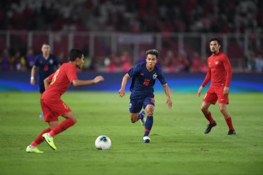 Jakarta, Endonezya - 10 Ekim 2019: Chanathip Songkrasin # 10 Tayland Oyuncusu 2020 Dünya Kupası elemeleri sırasında Endonezya 0-3 Tayland 'da Gelora Bung Karno Stadyumu, Endonezya