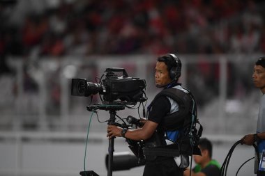 Jakarta, Endonezya - 10 Eylül 2019: Dünya Kupası eleme maçı sırasında Endonezya 'nın Gelora Bung Karno Stadyumu' nda oynanan canlı yayın