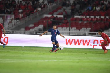 Jakarta, Endonezya - 10 Eylül 2019: Phitiwat Sukjitthammakul # 16 Tayland Oyuncusu 2020 Dünya Kupası elemeleri sırasında Endonezya 0-3 Tayland maçı sırasında Gelora Bung Karno Stadyumu, Endonezya