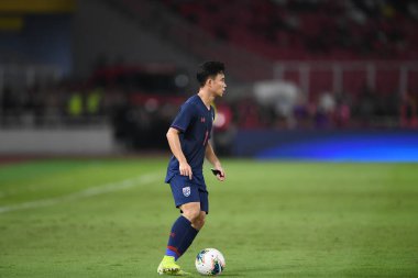 Jakarta, Endonezya - 10 Eylül 2019: Supachok Sarachart # 7 Tayland Futbolcusu 2020 Dünya Kupası elemeleri sırasında Endonezya 0-3 Tayland maçı sırasında Gelora Bung Karno Stadyumu, Endonezya