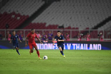 Jakarta, Endonezya - 10 Eylül 2019: Supachok Sarachart # 7 Tayland Futbolcusu 2020 Dünya Kupası elemeleri sırasında Endonezya 0-3 Tayland maçı sırasında Gelora Bung Karno Stadyumu, Endonezya
