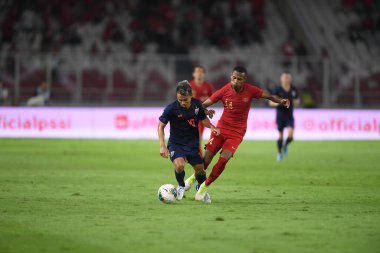 Jakarta, Endonezya - 10 Ekim 2019: Chanathip Songkrasin # 10 Tayland Oyuncusu 2020 Dünya Kupası elemeleri sırasında Endonezya 0-3 Tayland 'da Gelora Bung Karno Stadyumu, Endonezya