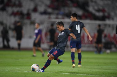 Jakarta, Endonezya - 10 Ekim 2019: Chanathip Songkrasin # 10 Tayland Oyuncusu 2020 Dünya Kupası elemeleri sırasında Endonezya 0-3 Tayland 'da Gelora Bung Karno Stadyumu, Endonezya