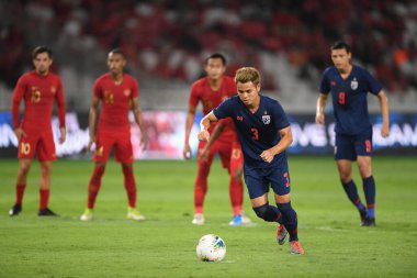 Jakarta, Endonezya - 10 Sep 2019: Theerathon Bunmathan # 3 Tayland Oyuncusu 2020 Dünya Kupası elemeleri sırasında Endonezya 0-3 Tayland maçı sırasında Gelora Bung Karno Stadyumu, Endonezya