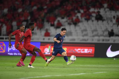 Jakarta, Endonezya - 10 Eylül 2019: Supachok Sarachart # 7 Tayland Futbolcusu 2020 Dünya Kupası elemeleri sırasında Endonezya 0-3 Tayland maçı sırasında Gelora Bung Karno Stadyumu, Endonezya