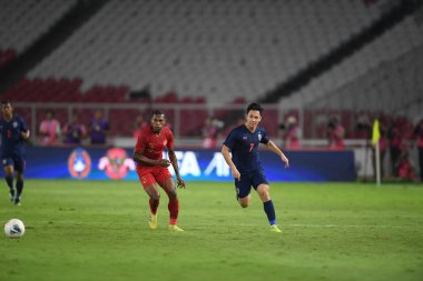 Jakarta, Endonezya - 10 Eylül 2019: Supachok Sarachart # 7 Tayland Futbolcusu 2020 Dünya Kupası elemeleri sırasında Endonezya 0-3 Tayland maçı sırasında Gelora Bung Karno Stadyumu, Endonezya