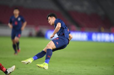 Jakarta, Endonezya - 10 Eylül 2019: Supachok Sarachart # 7 Tayland Futbolcusu 2020 Dünya Kupası elemeleri sırasında Endonezya 0-3 Tayland maçı sırasında Gelora Bung Karno Stadyumu, Endonezya