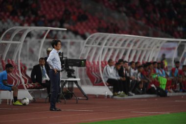 Jakarta, Endonezya - 10 Eylül 2019: Akira Nishino, Endonezya 'nın Gelora Bung Karno Stadyumu' nda oynanan 2020 Dünya Kupası eleme karşılaşması elemeleri sırasında Tayland teknik direktörü.