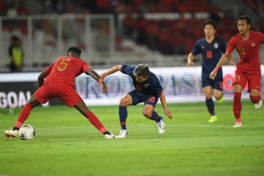 Jakarta, Endonezya - 10 Ekim 2019: Chanathip Songkrasin # 10 Tayland Oyuncusu 2020 Dünya Kupası elemeleri sırasında Endonezya 0-3 Tayland 'da Gelora Bung Karno Stadyumu, Endonezya
