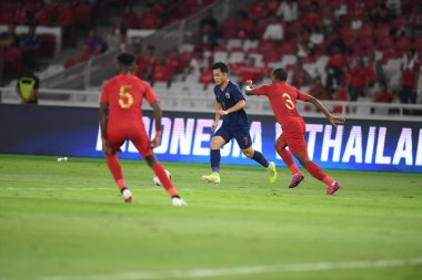 Jakarta, Endonezya - 10 Eylül 2019: Supachok Sarachart # 7 Tayland Futbolcusu 2020 Dünya Kupası elemeleri sırasında Endonezya 0-3 Tayland maçı sırasında Gelora Bung Karno Stadyumu, Endonezya