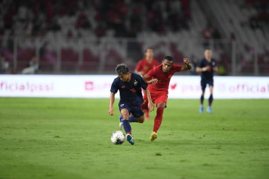 Jakarta, Endonezya - 10 Ekim 2019: Chanathip Songkrasin # 10 Tayland Oyuncusu 2020 Dünya Kupası elemeleri sırasında Endonezya 0-3 Tayland 'da Gelora Bung Karno Stadyumu, Endonezya