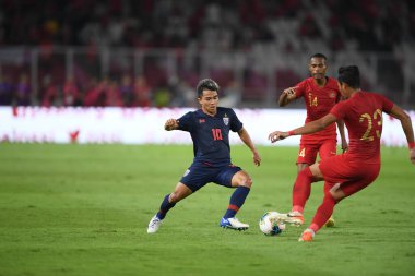 Jakarta, Endonezya - 10 Ekim 2019: Chanathip Songkrasin # 10 Tayland Oyuncusu 2020 Dünya Kupası elemeleri sırasında Endonezya 0-3 Tayland 'da Gelora Bung Karno Stadyumu, Endonezya
