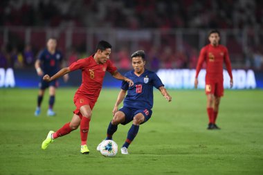 Jakarta, Endonezya - 10 Ekim 2019: Chanathip Songkrasin # 10 Tayland Oyuncusu 2020 Dünya Kupası elemeleri sırasında Endonezya 0-3 Tayland 'da Gelora Bung Karno Stadyumu, Endonezya